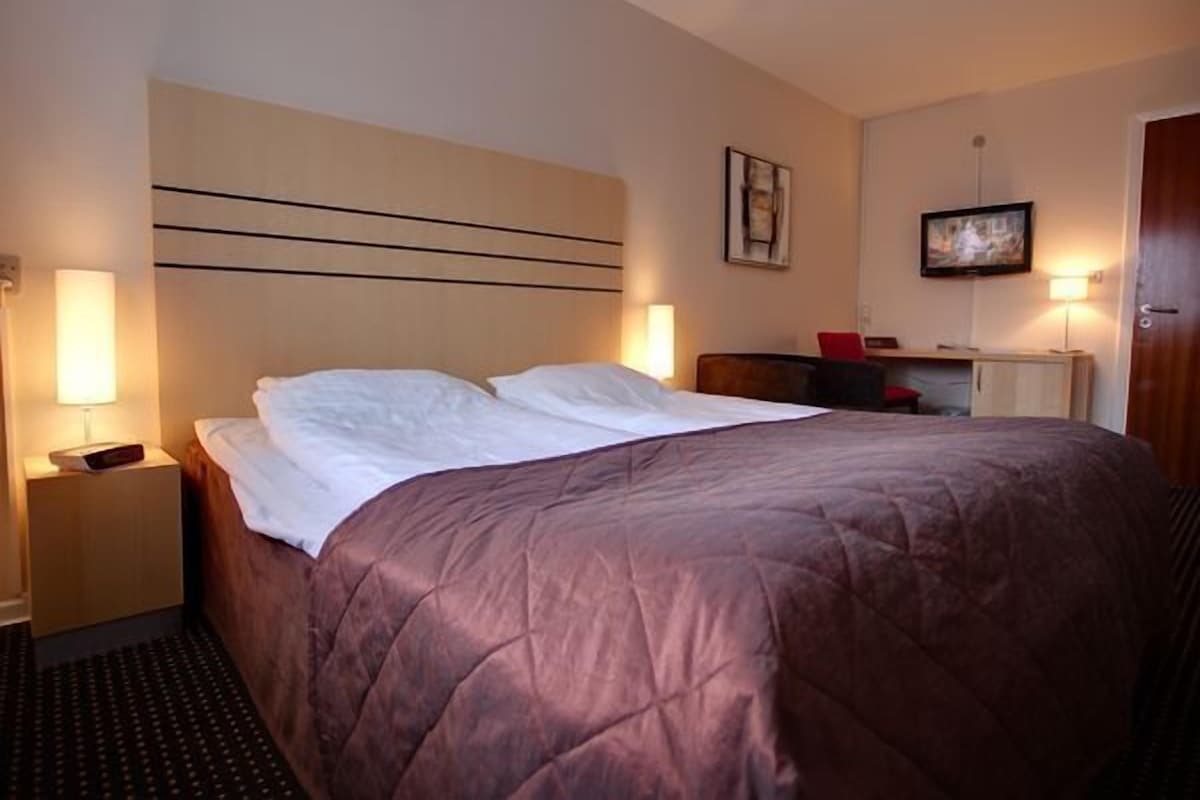In-room safe, desk, cribs (surcharge), WiFi (free)