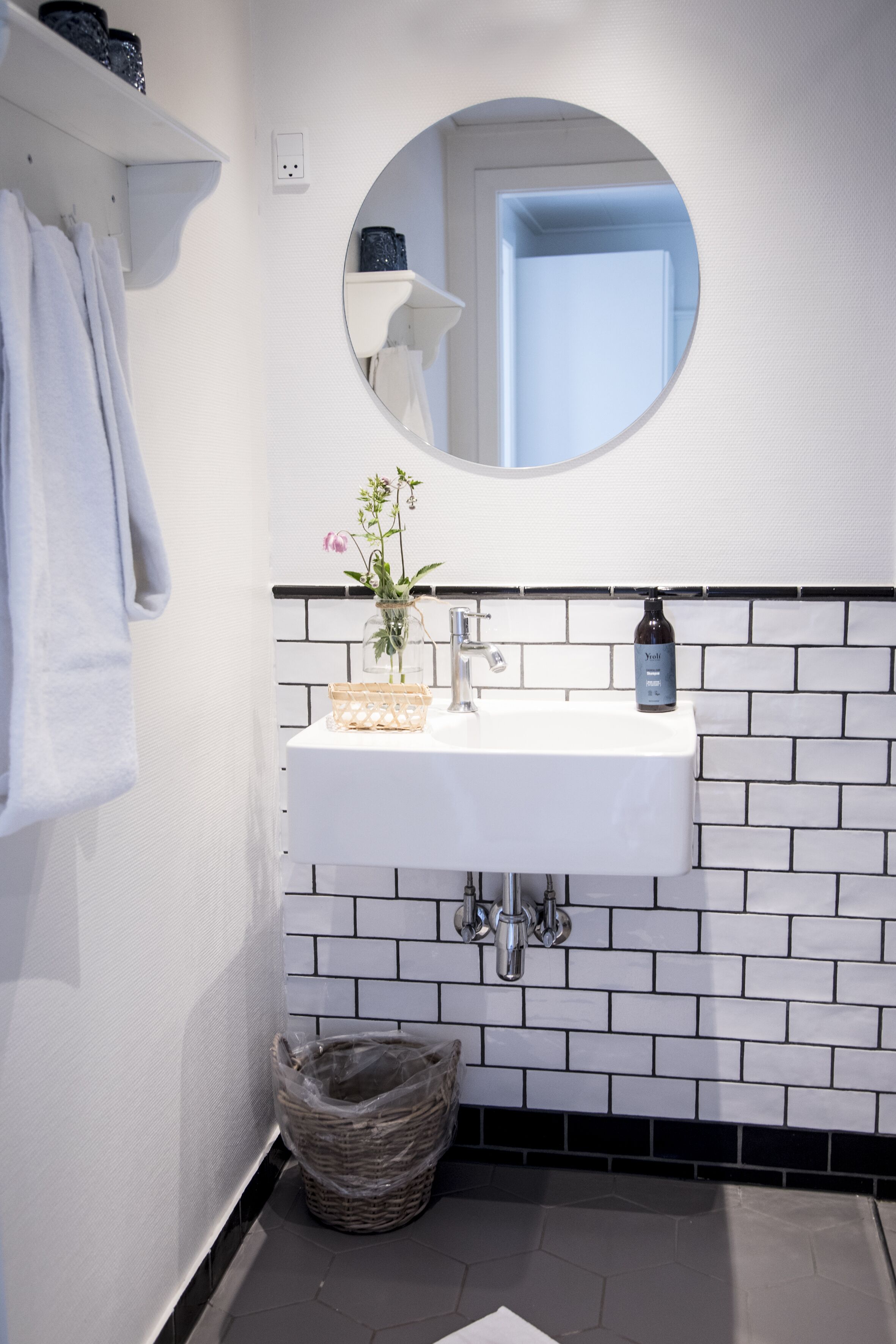 superior double room, 1 queen bed, sea view | bathroom | shower, towels