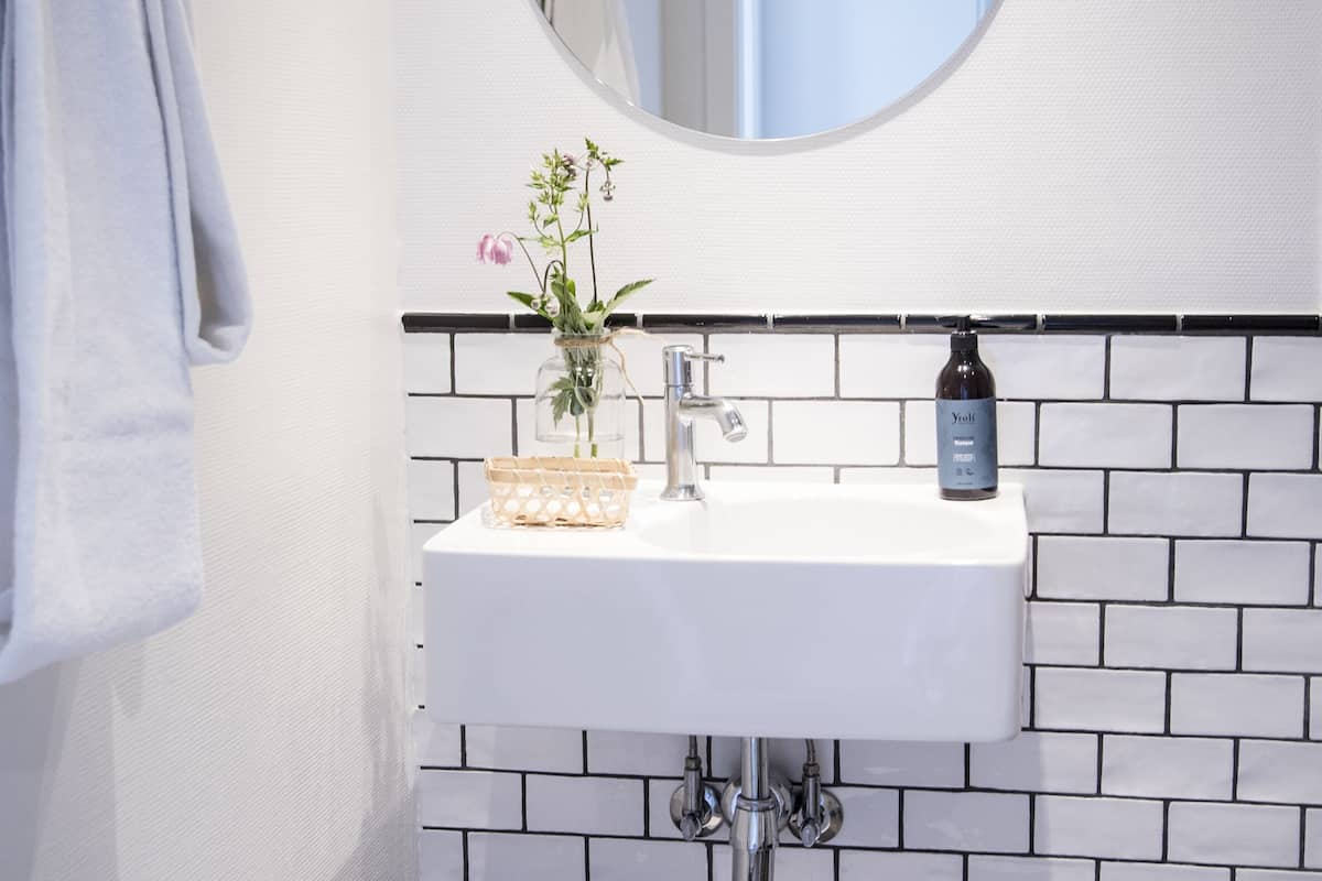 superior double room, 1 queen bed, sea view | bathroom | shower, towels