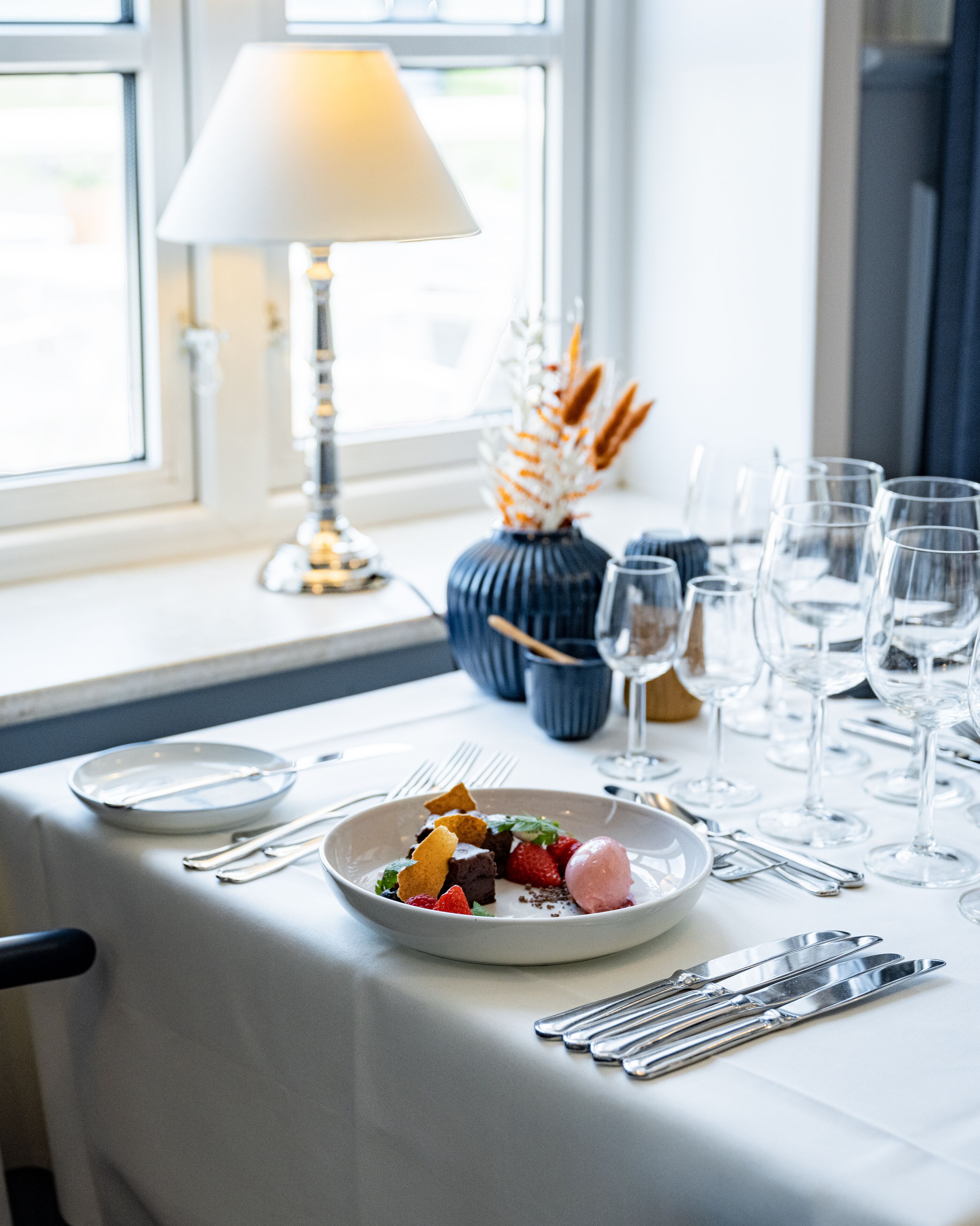 dinner and brunch served, international cuisine