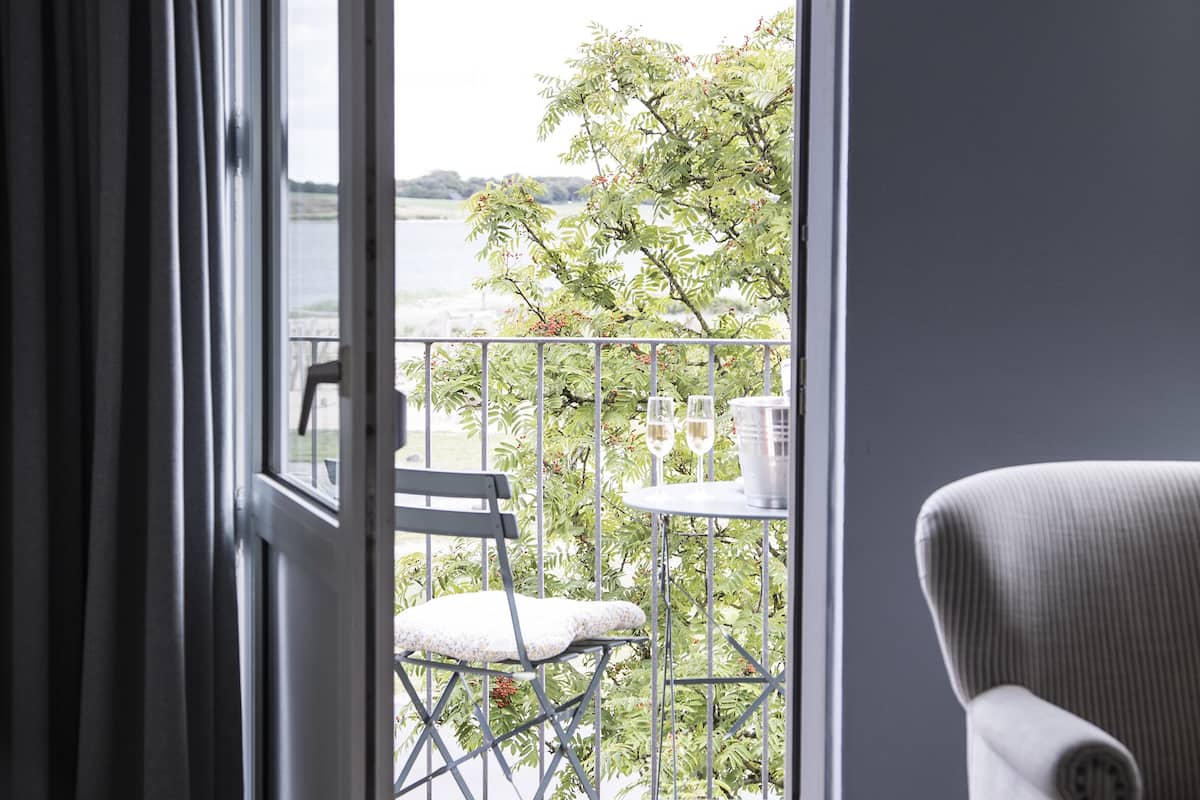 superior double room, 1 queen bed, sea view | 1 bedroom, in-room safe, desk, cots/infant beds