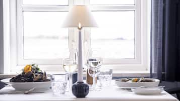 Se sirven cenas, brunch y cocina internacional