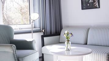 Chambre Double Standard | Coffres-forts dans les chambres, bureau, lits bébé (en supplément)