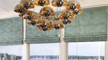 Lunsj og middag serveres, utsikt mot havet