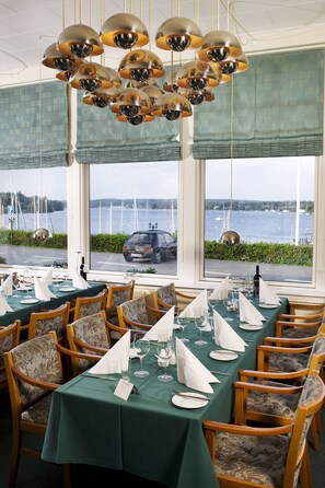 Lunch and dinner served, sea views 