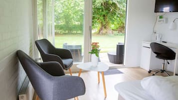 Pengeskab på værelset, skrivebord, strygejern/strygebræt