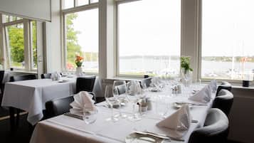 Der serveres frokost og aftensmad med havudsigt