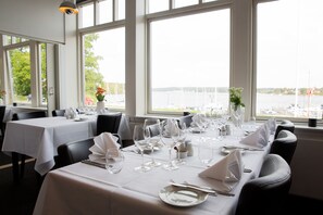Lunch and dinner served, sea views 
