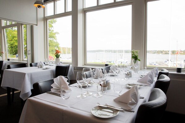 Déjeuner et dîner servis sur place, vue sur la mer