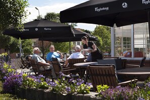 Der serveres frokost, aftensmad og regionale retter