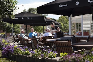 Der serveres frokost, aftensmad og regionale retter