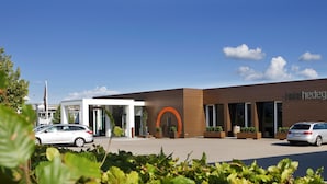 A modern building with a sign reading "Hofstedegarten." - Hotel Hedegaarden (Vejle)