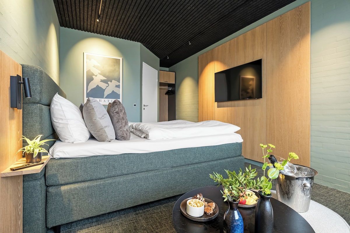 Deluxe Double Room, 1 Bedroom, Non Smoking | Premium bedding, WiFi (free), bed sheets