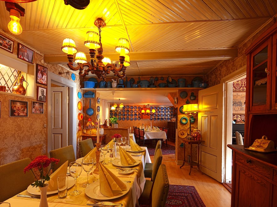 Breakfast, lunch, dinner served; Regional cuisine