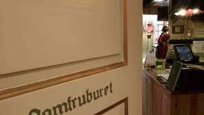 A reception area with a wooden counter and a sign that reads "gomfruburt". - Låsby Kro og Hotel (Lasby)