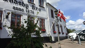 A building with the sign "Laasby Kro anno 1870". - Låsby Kro og Hotel (Lasby)