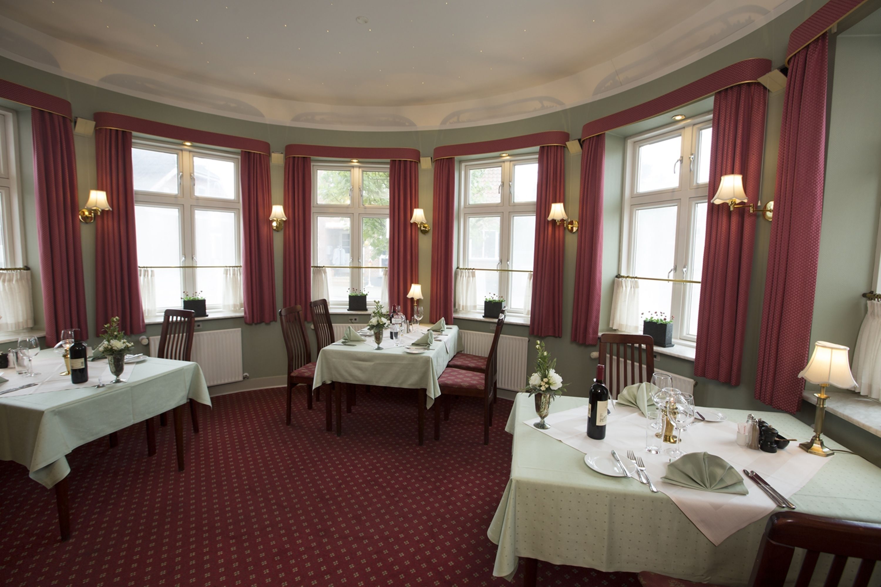 供应早餐、午餐和晚餐