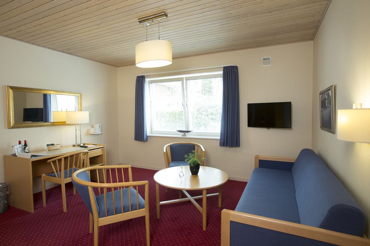 comfort room | hypo-allergenic bedding, desk, iron/ironing board, free cots/infant beds