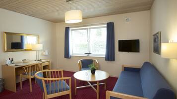 Hypo-allergenic bedding, desk, iron/ironing board, free WiFi