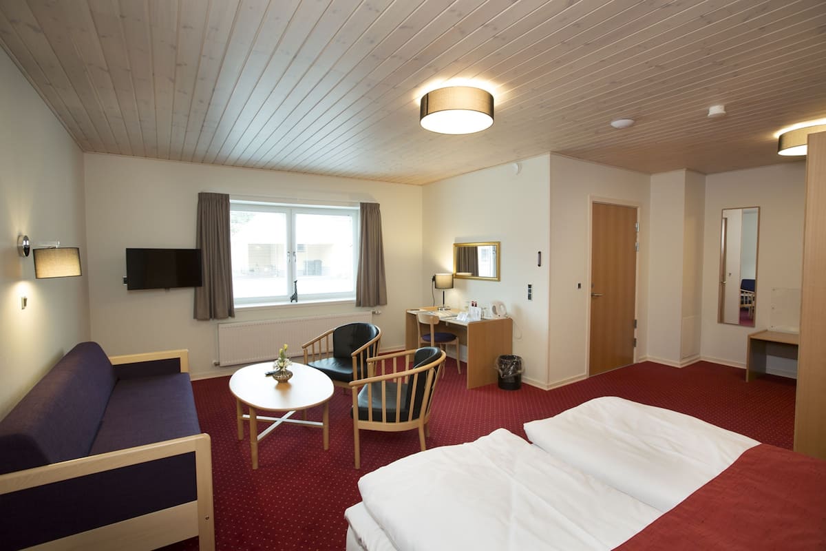 comfort room | hypo-allergenic bedding, desk, iron/ironing board, free cots/infant beds