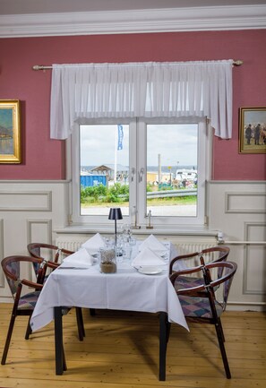 Déjeuner servi sur place, spécialités Cuisine locale, vue sur la mer