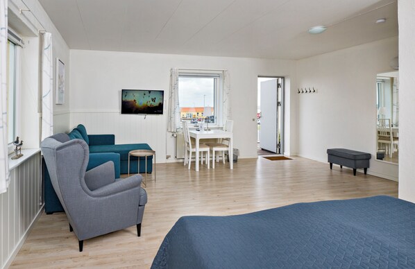 Desk, soundproofing, iron/ironing board, free WiFi