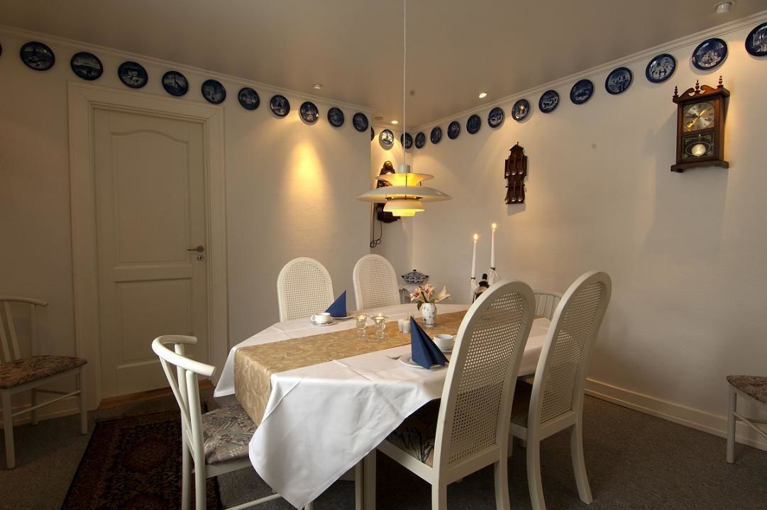 Der serveres morgenmad og regionale retter med udsigt til haven 