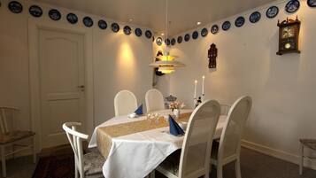 Serveert ontbijt, lunch, regionale gerechten, uitzicht op de tuin