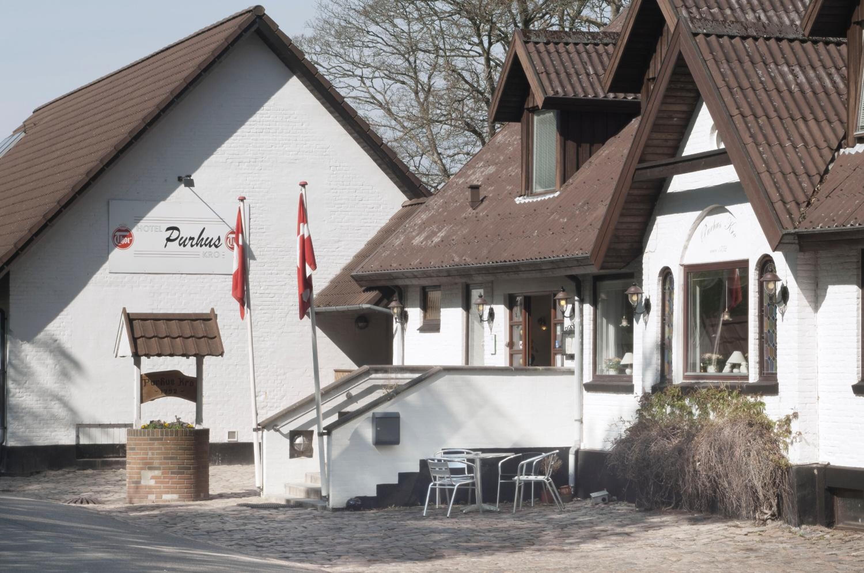 A traditional building with a sign reading "Hotel Purhus."