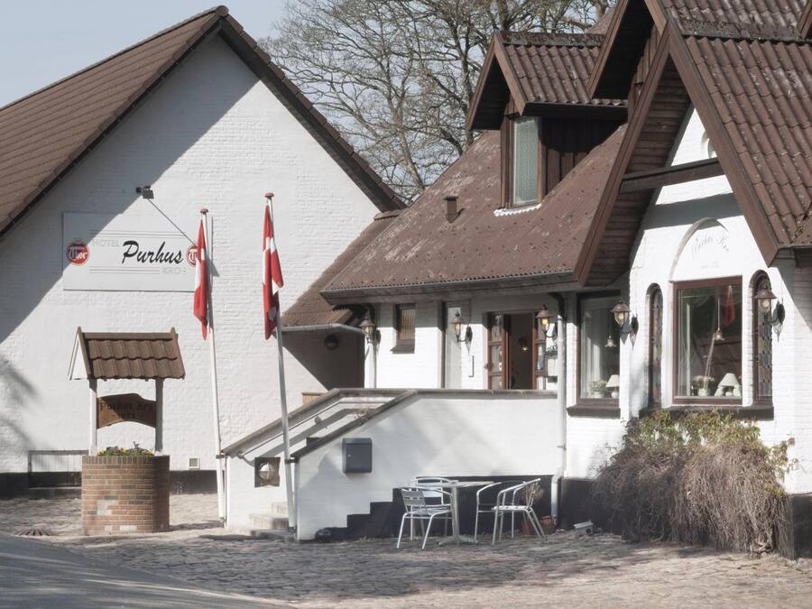 A traditional building with a sign reading "Hotel Purhus."
