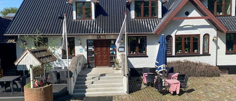 22-Zoll-Flachbildfernseher mit Satellitenempfang, Fernseher
