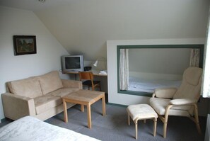 三人房 | 起居区 | 22-英寸纯平电视 （配备卫星频道）、电视