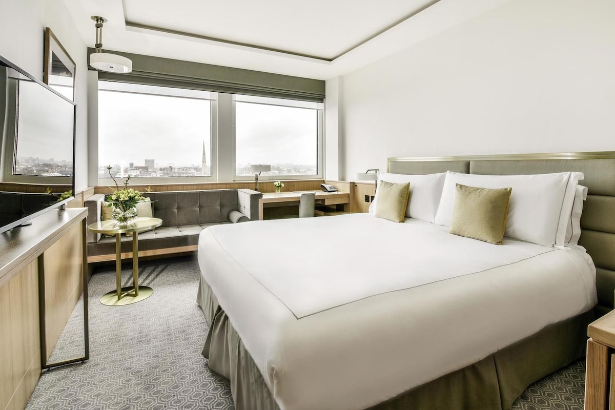 Hochwertige Bettwaren, Minibar, Zimmersafe, Schreibtisch