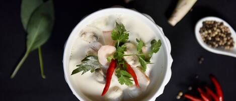 Eine Schüssel Suppe mit verschiedenen Zutaten.