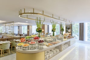 Daily English breakfast (GBP 35 per person)
