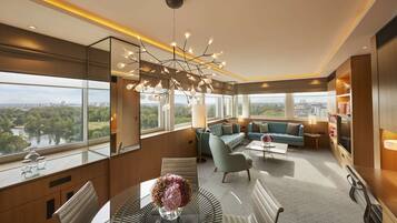 Luxe beddengoed, een minibar, een kluis op de kamer, een bureau