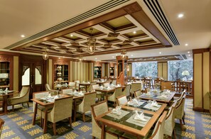 2 restaurants; breakfast, lunch, and dinner served