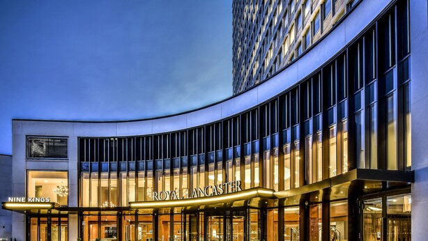 A hotel with a curved facade, large windows, and a sign reading "ROYAL LANCASTER". - Royal Lancaster London (London)