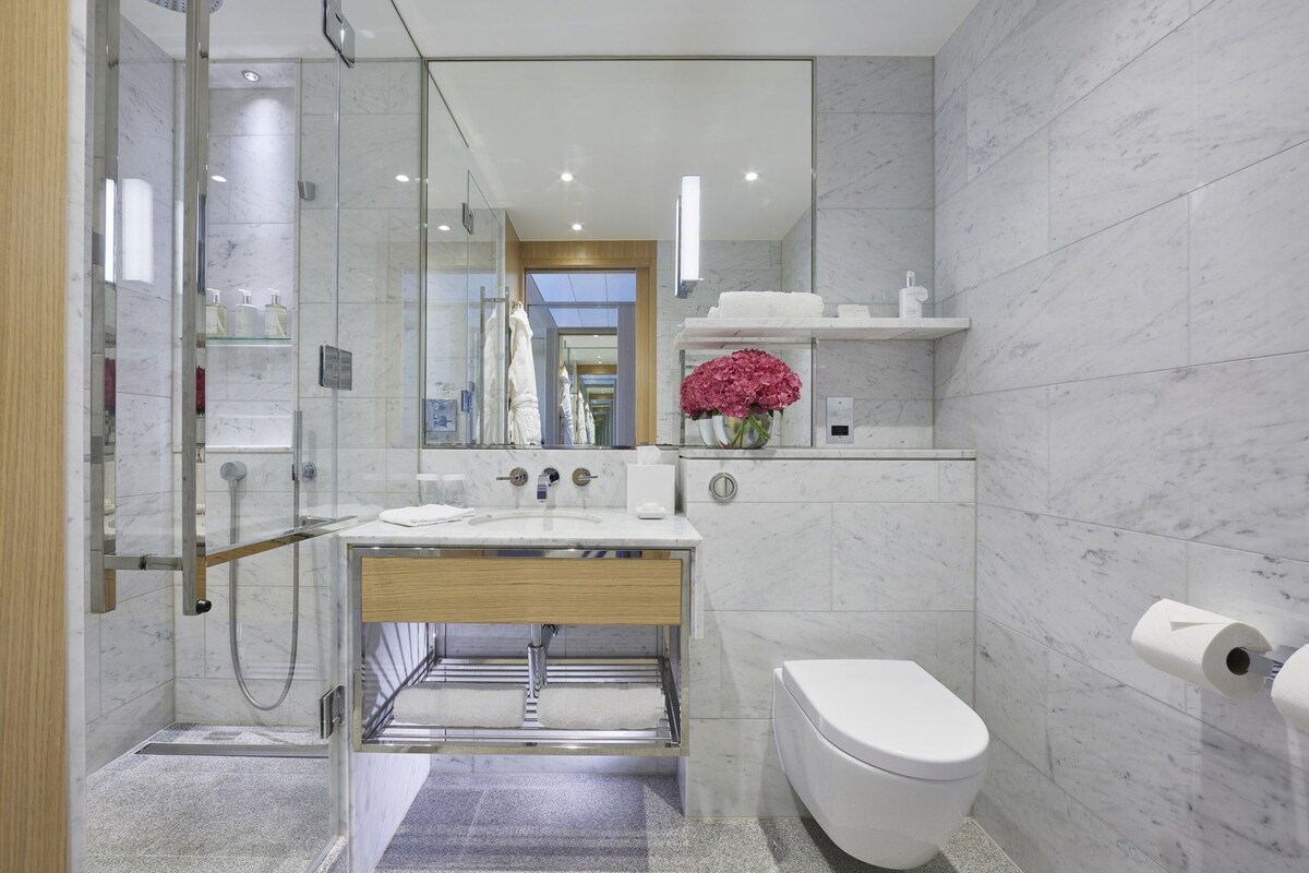 Badezimmer | Dusche, Designer-Toilettenartikel, Haartrockner, Bademäntel