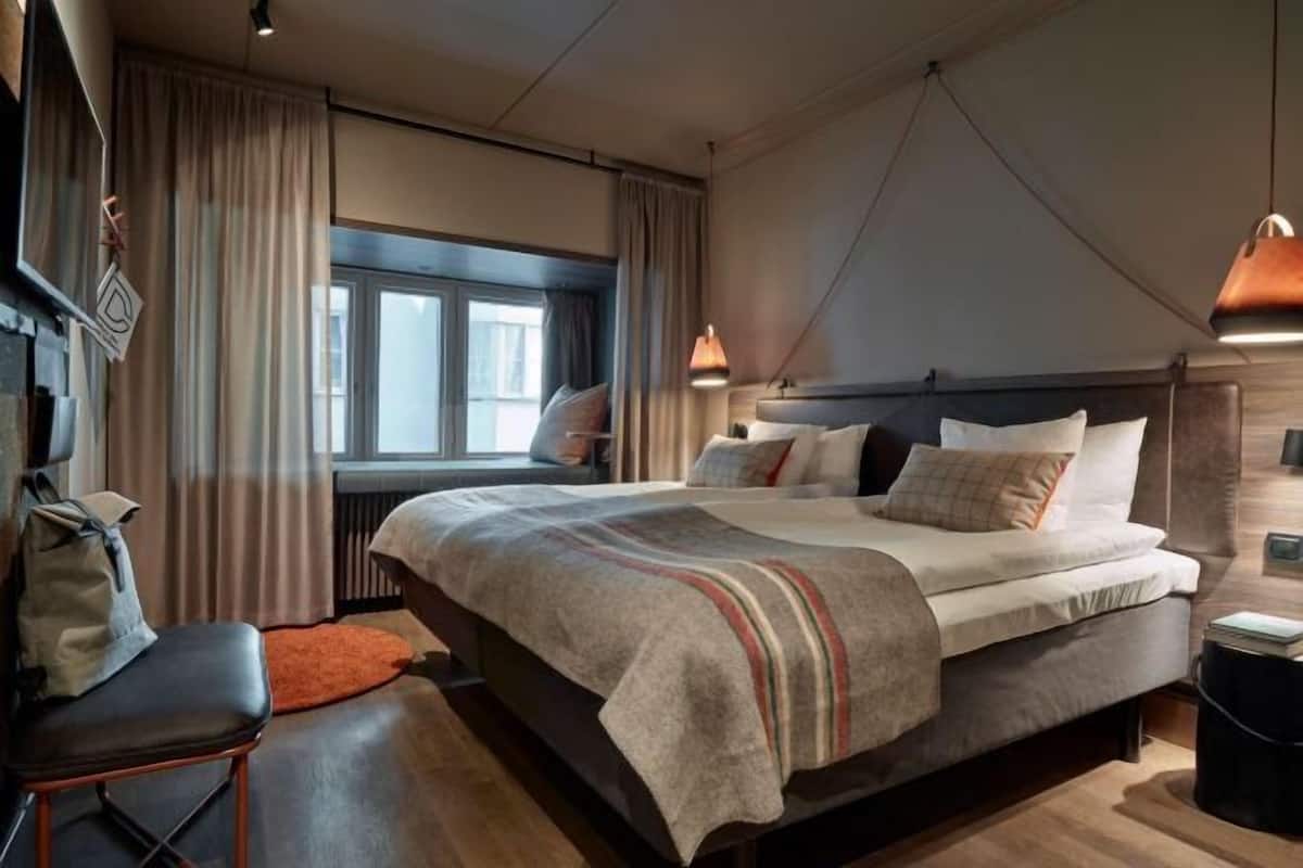 In-room safe, free WiFi, bed sheets