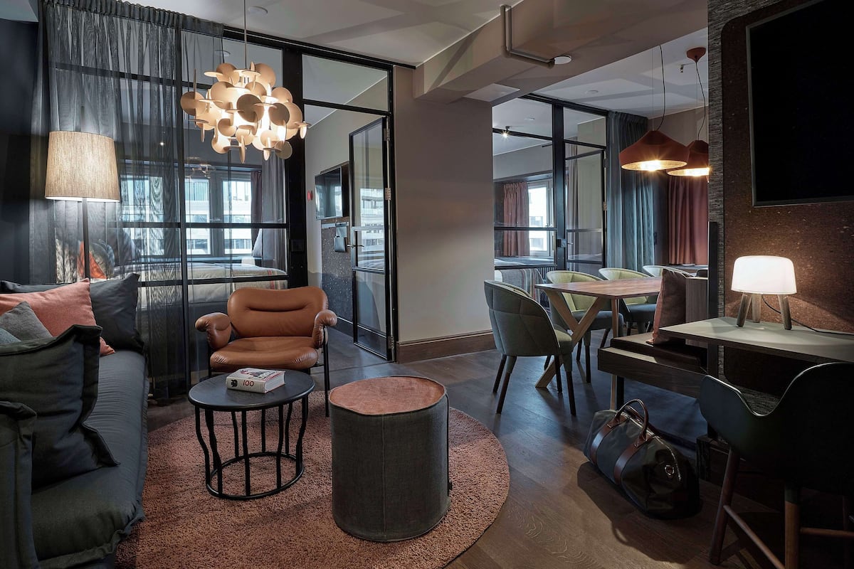 Suite (Grande King) | Caja de seguridad en la habitación, wifi gratis y ropa de cama