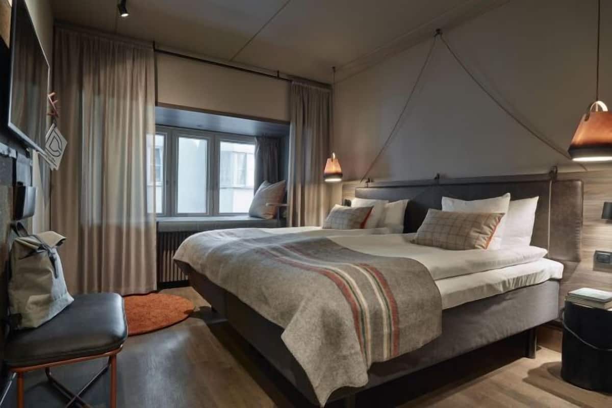 In-room safe, free WiFi, bed sheets