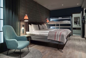 Huone, useita sänkyjä (Spacious, Twin & Bunkbed, w/o window) | Tallelokero huoneessa, ilmainen Wi-Fi, vuodevaatteet