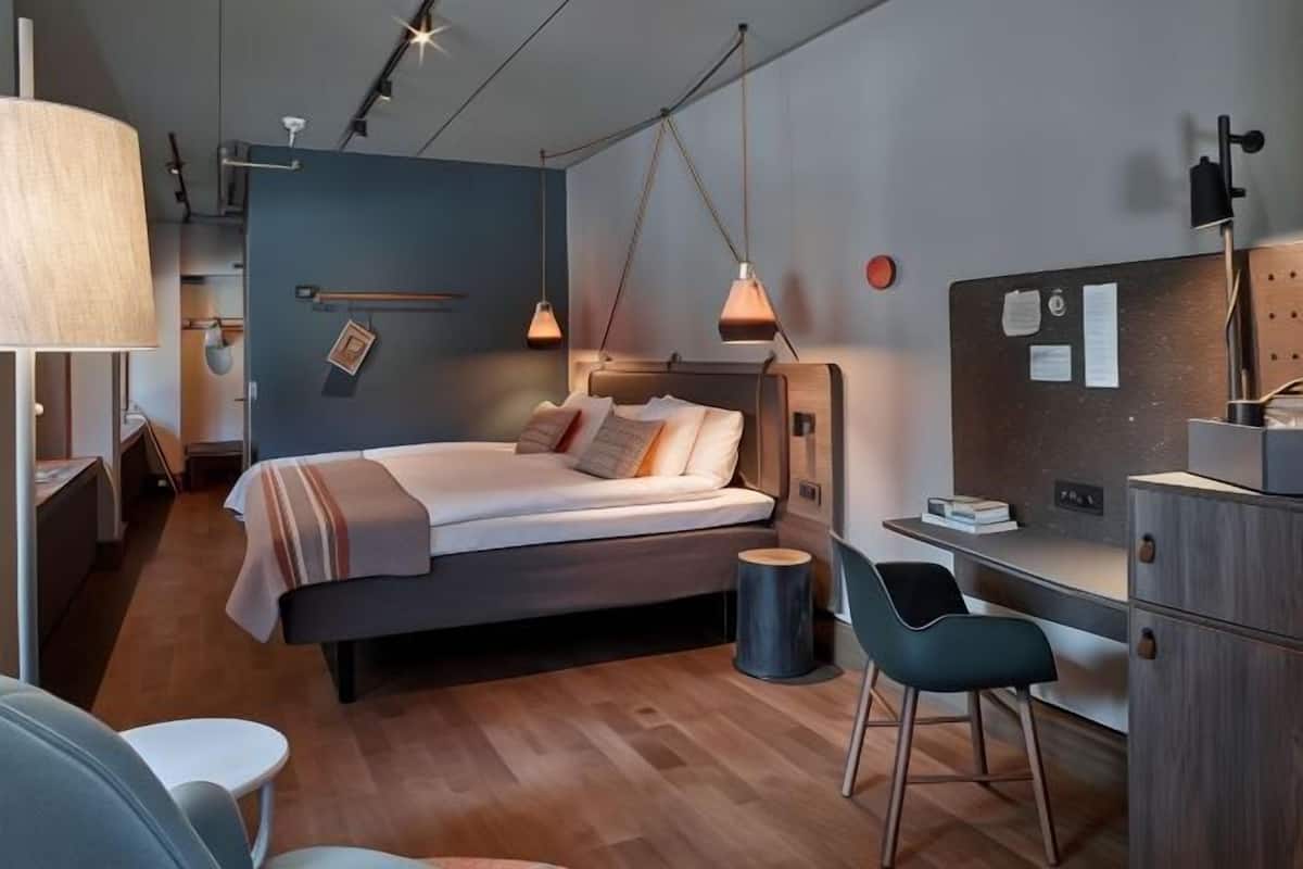 In-room safe, free WiFi, bed sheets
