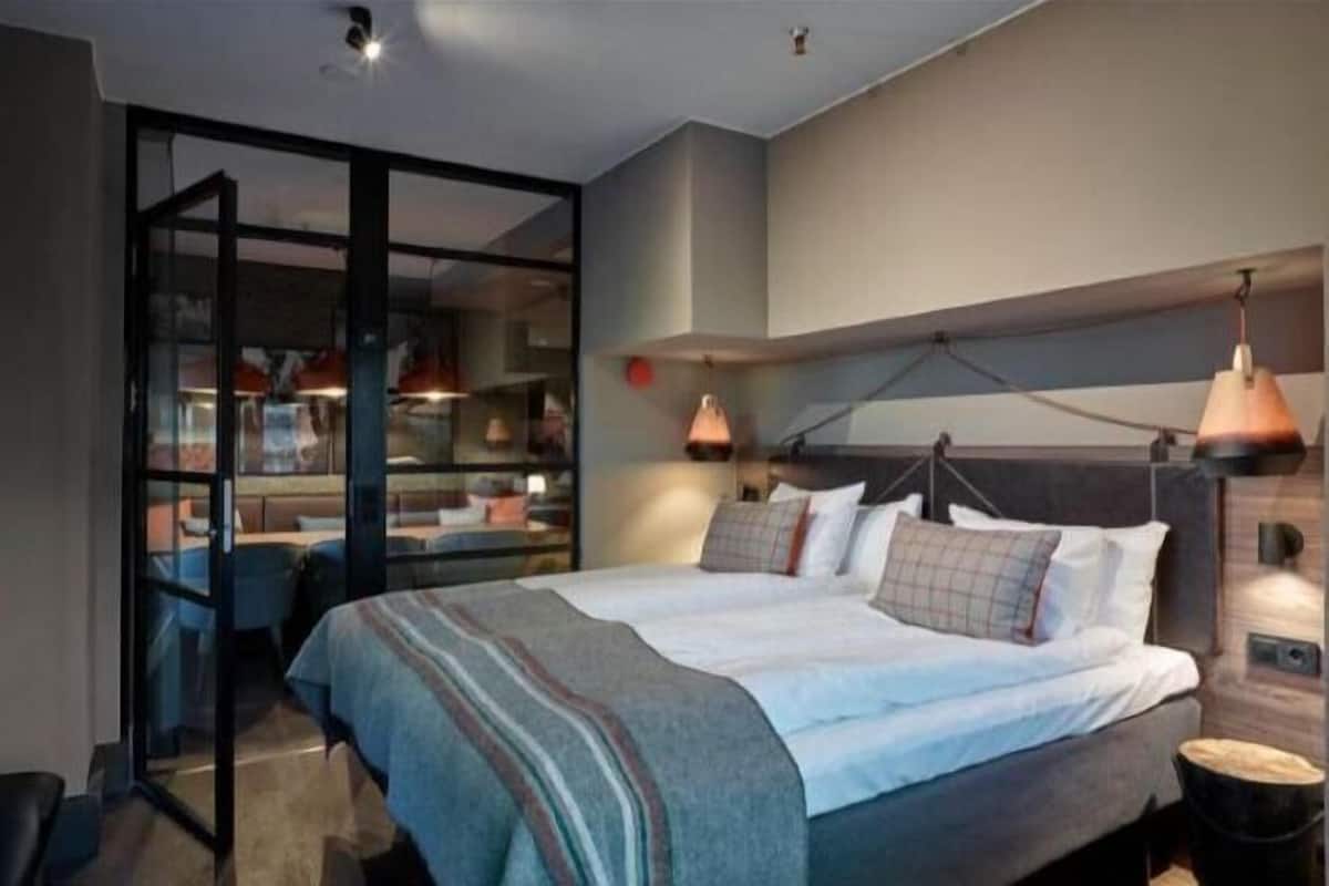 In-room safe, free WiFi, bed sheets