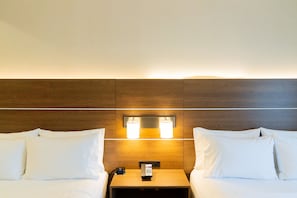 ピロートップベッド、セーフティボックス (室内)、デスク、ノートパソコン用作業スペース