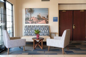 Lobby sitting area - Holiday Inn Express & Suites Davis - University Area by IHG (Davis)