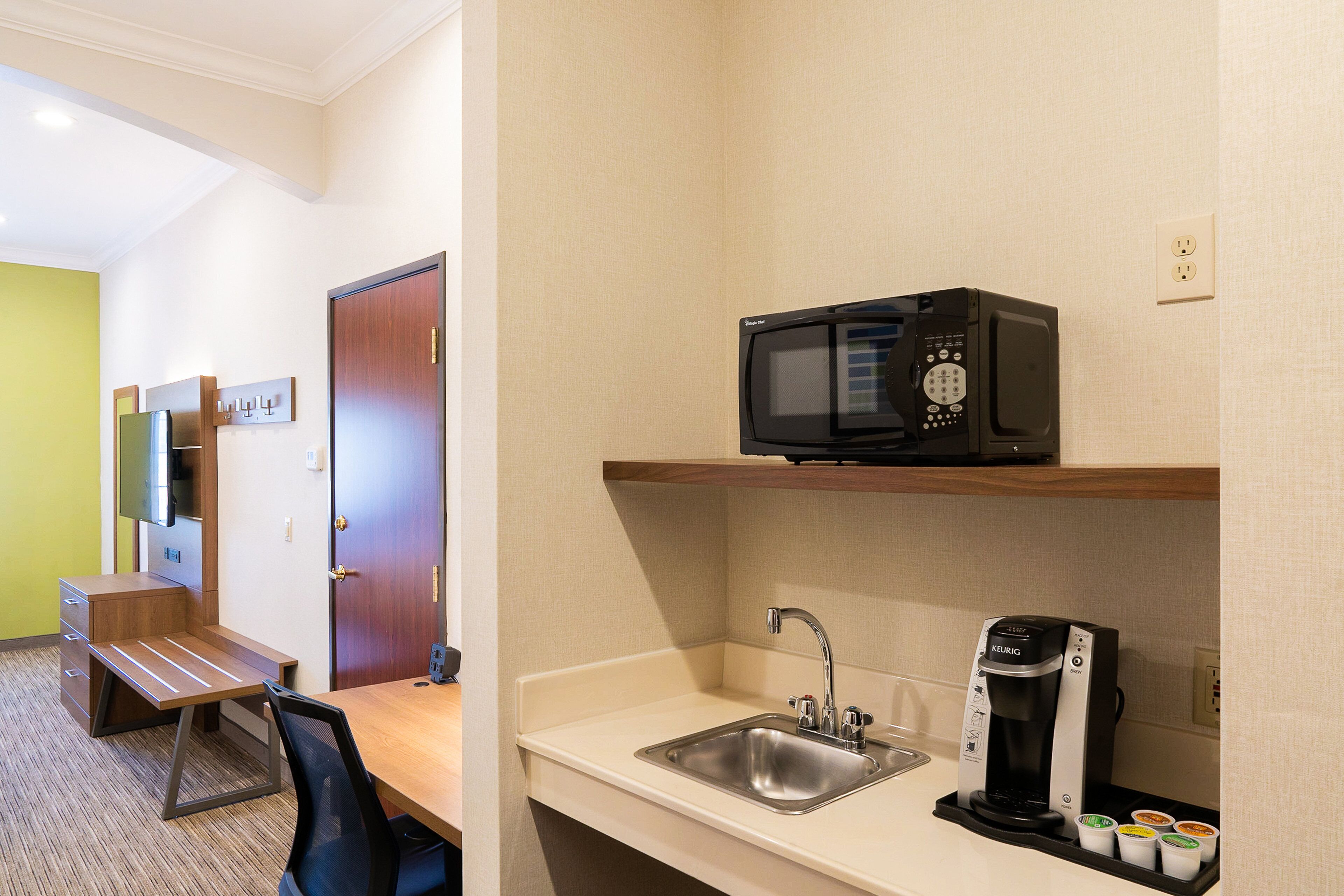 suite, 1 king bed, non smoking | 1 bedroom, pillow-top beds, in-room safe, desk