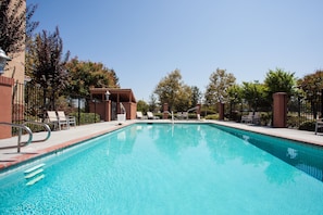 Una piscina al aire libre de temporada