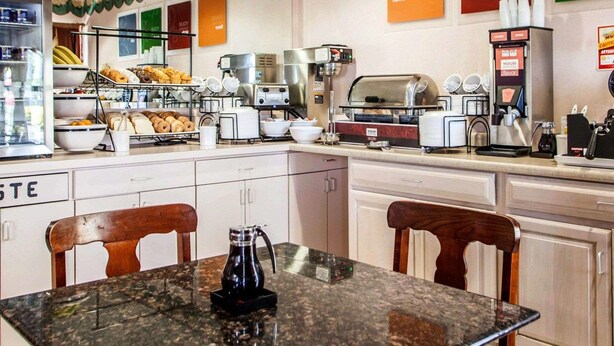 Un buffet de petit-déjeuner proposant une variété d'aliments et des machines à café.
